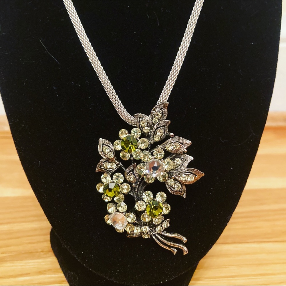 Beautiful necklace with silver Swarovski crystals